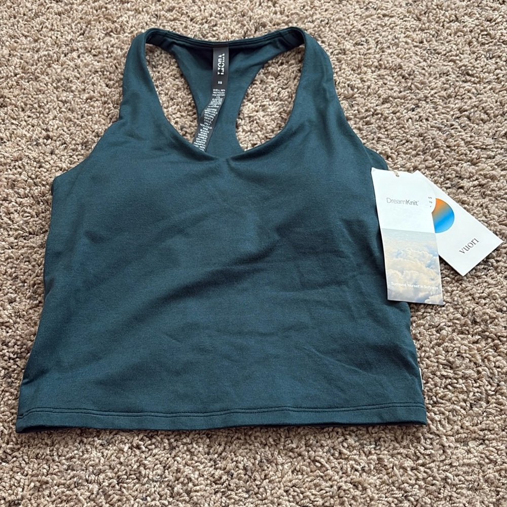 Vuori halo performance crop tank. MOSS HEATHER. NWT. Bra cups included.